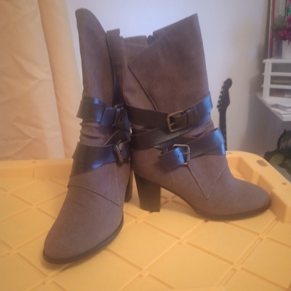 Women's suede boots